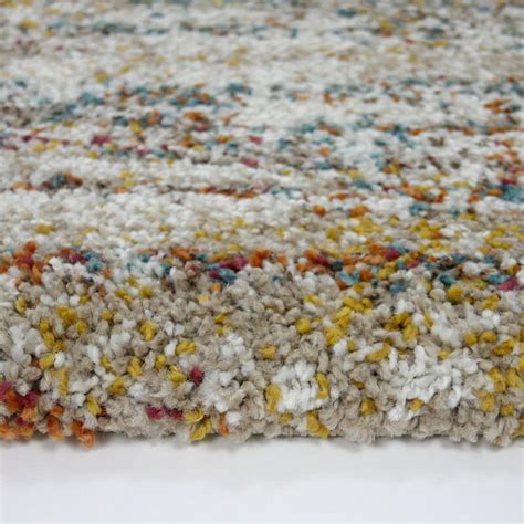 Een hoogpolig vloerkleed in multicolor tinten