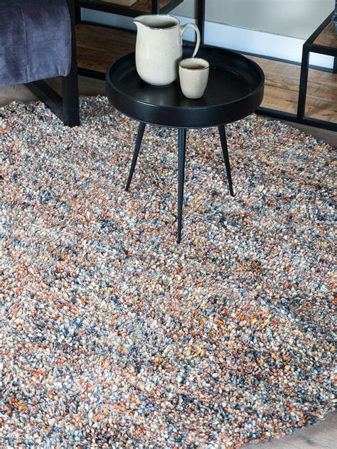 Een sfeervolle woonkamer met het multicolor vloerkleed Zumba