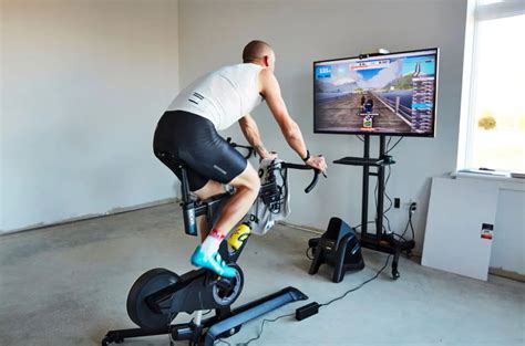 Steve Cummings tijdens een training op Zwift