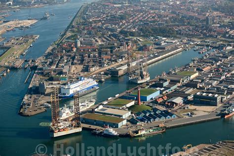 Luchtfoto van IJmuiden met nadruk op sportfaciliteiten