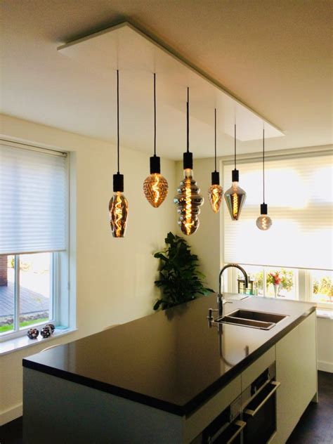 Voorbeelden van zelfgemaakte hanglampen met gouden fitting