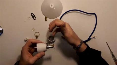 Illustratie van het monteren van een lampfitting aan een lampenkap