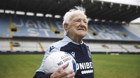 Voetballer die sprongkracht oefent