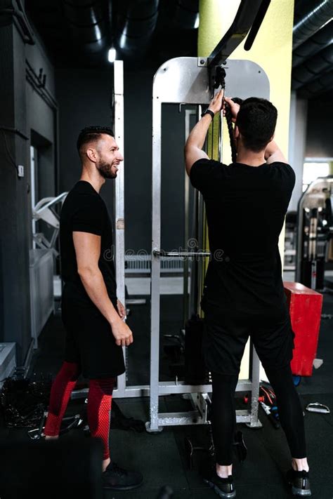 Fitness trainer die een klant begeleidt