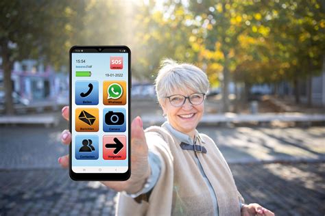 Een persoon die een workout-app op zijn telefoon bekijkt