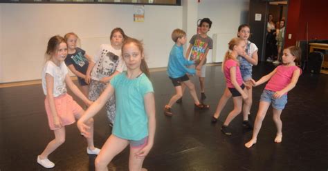 Kinderen die verschillende dansstijlen leren