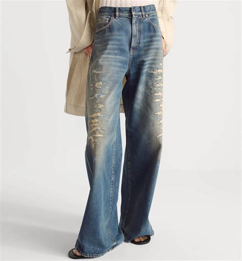 Illustratie die het optisch verlengende effect van flared jeans toont