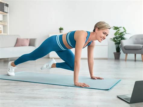 Vrouw voert mountain climbers uit met weerstandsband