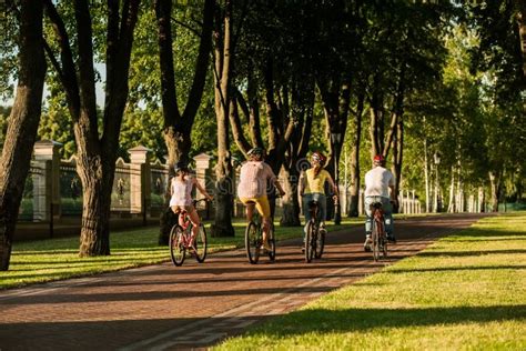 Studenten die fietsen
