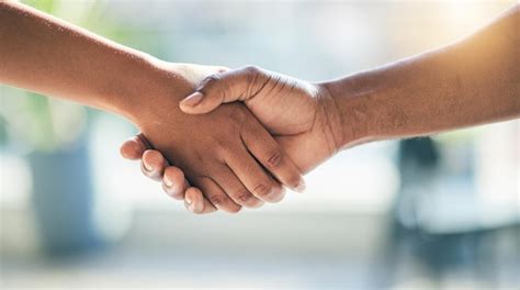 Mensen die elkaar de hand schudden tijdens een netwerkevenement