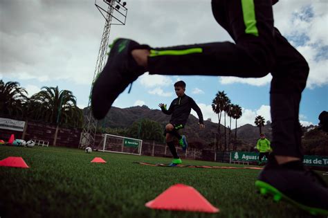 Voetballers die een sprinttest uitvoeren