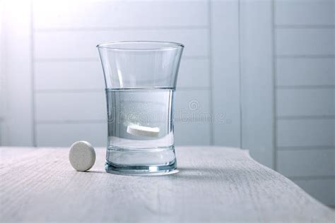 Illustratie van creatinepoeder dat wordt opgelost in een glas water