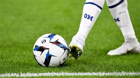 Voetballer die de bal controleert