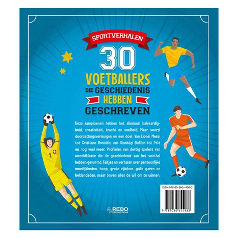 Voetballers die driehoekspel oefenen