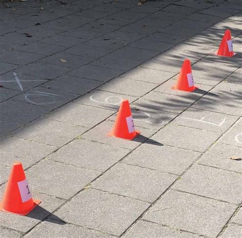 Voetbalveld met pionnen en hoepels