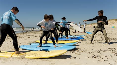 Groepsles surfen op het strand