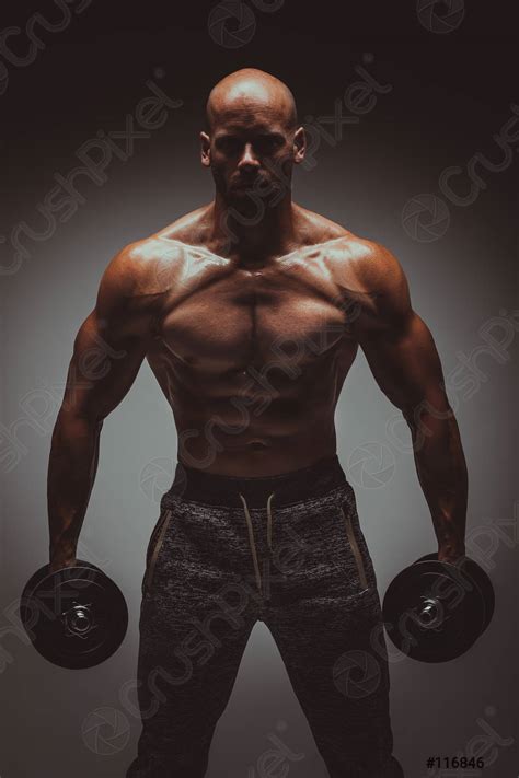 Historische afbeelding van een sterke man met gewichten en een vroege vorm van kettlebell