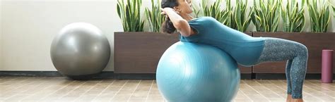 Kinderen die oefeningen doen met een gymbal