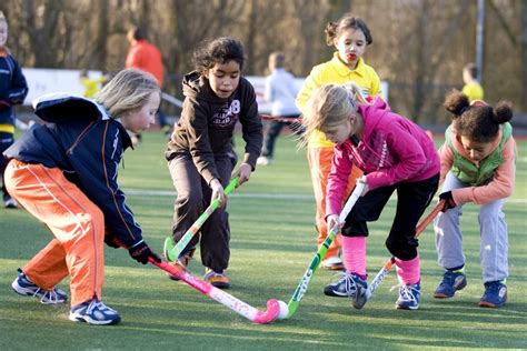 jonge kinderen die hockeyen