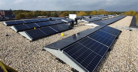Zonnepanelen op een sportclub dak