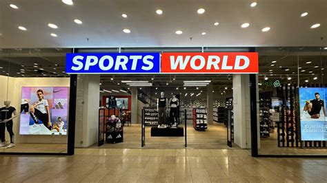 Diverse bokszakken in een sportwinkel