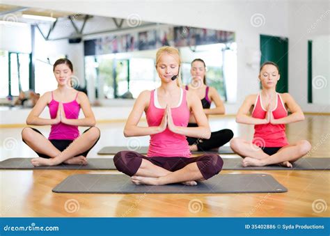Vrouwen die yoga doen en mediteren