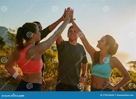 Persoon die een fitness les geeft