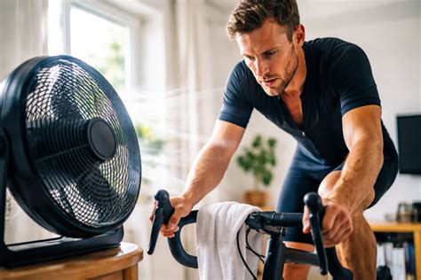 Ventilator en trainingsmat naast een fietstrainer