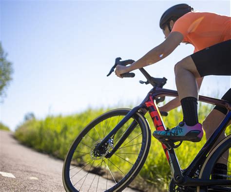 Wielrenner op een fiets in de natuur