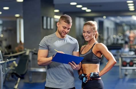 Personal trainer die een cliënt instrueert