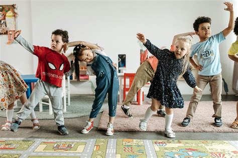 Kinderen die functionele bewegingen oefenen