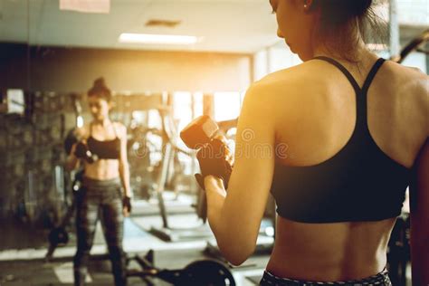Vrouw die gewichten tilt in een fitnessruimte