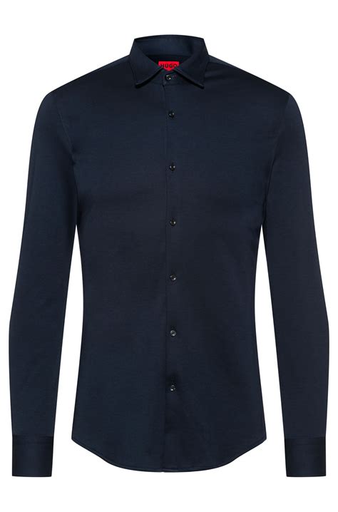 Man in donkerblauw slim fit overhemd