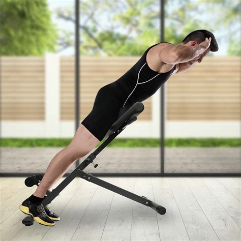 Demonstratie van de Lower Back Extension op een Roman Chair