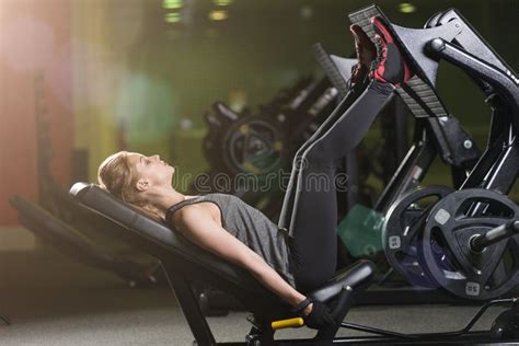 Man die een leg press machine gebruikt