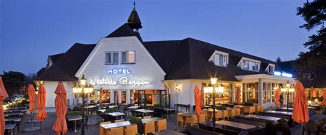 Luchtfoto van Hotel Hilversum - De Witte Bergen, omringd door groen