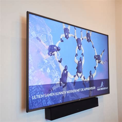Groep mensen die een virtuele spinningles volgen op een groot scherm