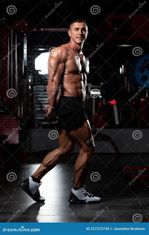 Bodybuilder die poses uitvoert op het podium