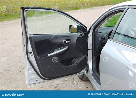 Auto met open deur waar iemand oefening doet
