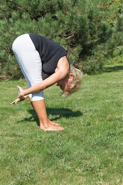 Oudere vrouw die spine stretch doet