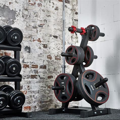 Een power rack met halterstang en gewichten