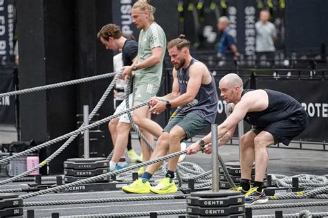 Atleten die HYROX shorts dragen tijdens een race