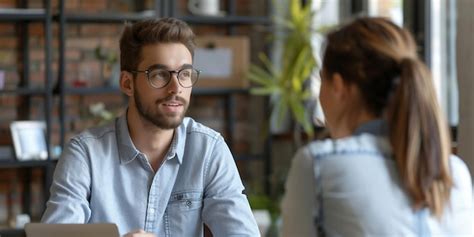 Een persoon die een gesprek voert met een fitnesscoach.