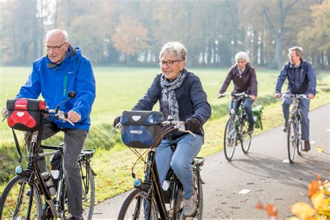 Senioren die samen fietsen in een park