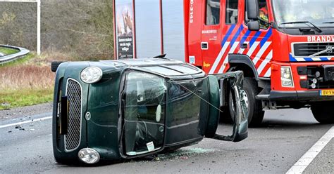 auto op zijn kant na ongeval