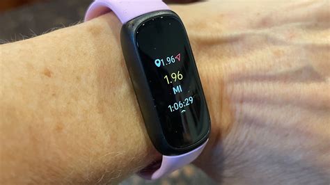 Fitbit Inspire 3 met GPS signaal icoon
