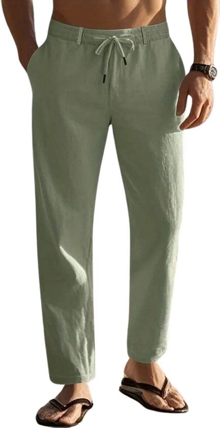 Man in een linnen broek op het strand