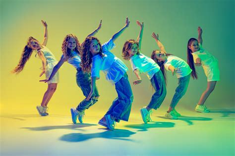 Groep mensen die zumba dansen
