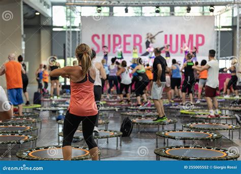 Mensen die Jumping Fitness doen op trampolines