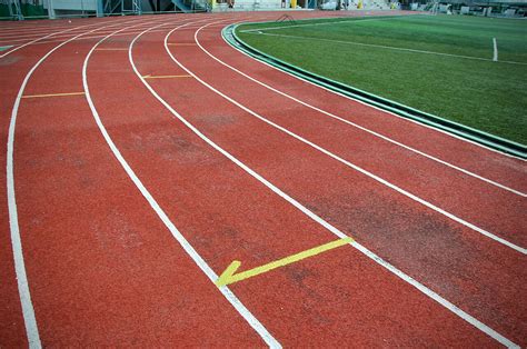 Atletiekbaan met lopers die 400 meter rondes doen